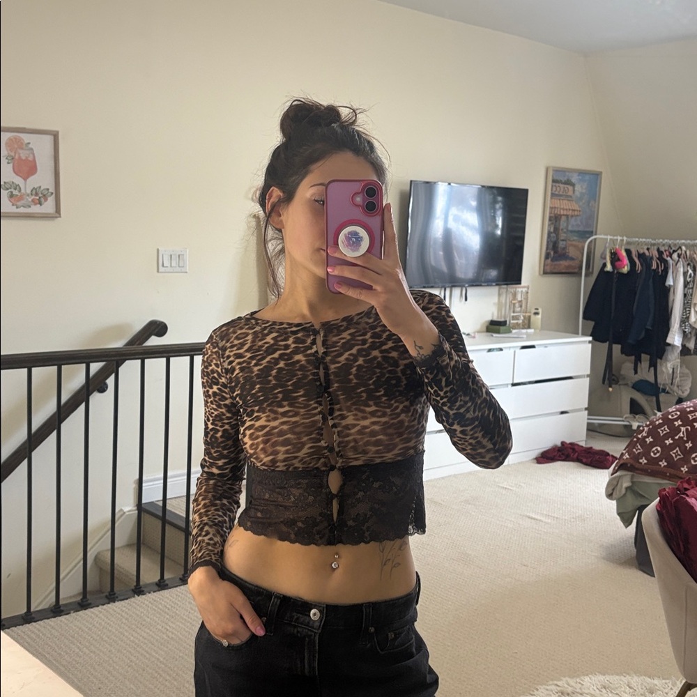 SOLD | Leopard Long Sleeve Crop Top BNWT✨